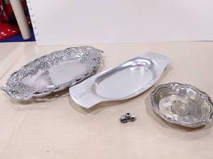 lot 1141 image: Pewter items
