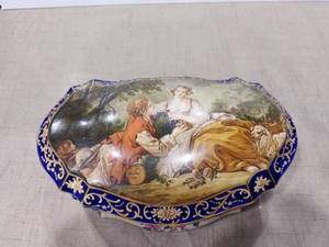 lot 1148 image: Limoges porcelain hinged dresser box