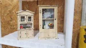 lot 2009 image: Doll furniture