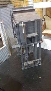 lot 2010 image: Batch hoppergrain elevator 19 x 9