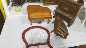 lot 2018 image: Doll furniture musical instruments (Baby grand need leg reglued, missing leg on piano)