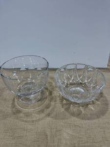 lot 1152 image: Set of two glass bowls