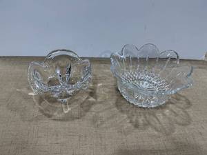 lot 1153 image: Set of two glass bowls