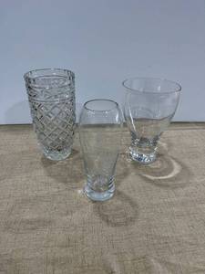 lot 1156 image: Set of three vases