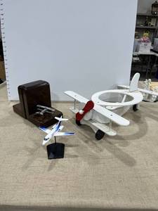 lot 1179 image: Airplane decor