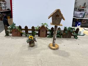 lot 1184 image: Birdhouse decor