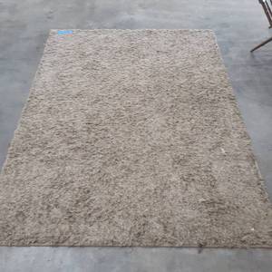 lot 1060 image: Area rug. Needs vacuuming. 84 x 60