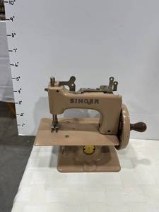 lot 1069 image: Singer mini sewing machine