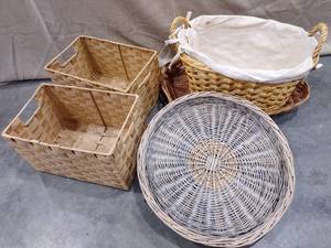 lot 1210 image: Decorative baskets