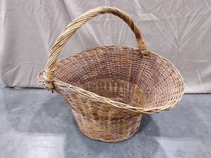 lot 1211 image: Extra large basket