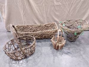lot 1212 image: Decorative baskets