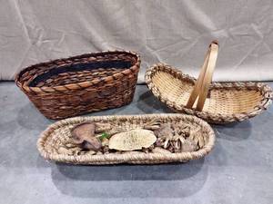 lot 1215 image: Decorative baskets