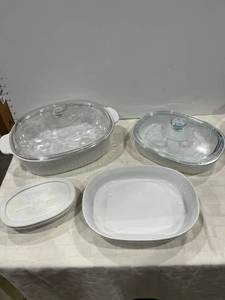 lot 1090 image: Set a four Corningware covered dishes