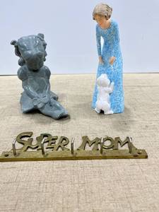 lot 1232 image: Figurines and super mom hanger