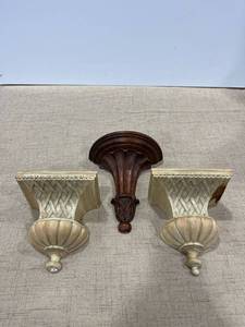 lot 1233 image: Wall shelves