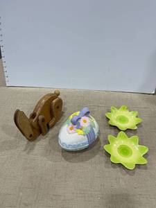 lot 1237 image: Bunny, Easter egg and too cute plates one who has a chip