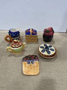 lot 1238 image: Ceramic kitchen decor