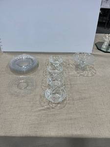 lot 1161 image: Five plates, four bowls and a candy dish