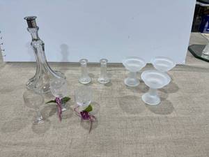 lot 1162 image: Assorted glass pieces