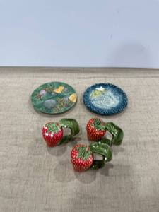 lot 1164 image: Two decorative plates and three napkin rings