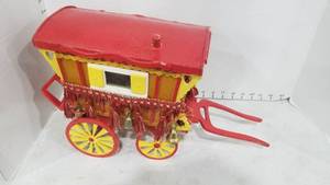 lot 2068 image: Gypsy wagon (one wheel broken)
