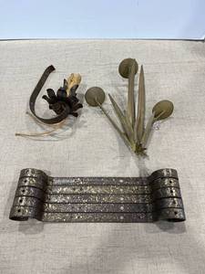 lot 1234 image: Wallhangings and brackets