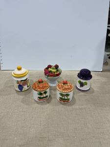 lot 1239 image: Ceramic kitchen decor