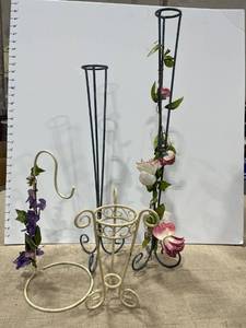 lot 1246 image: Wire and floral decor