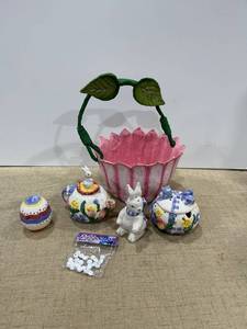 lot 1248 image: Easter salt and pepper shakers with a cute little basket