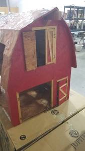 lot 2080 image: Barn with metal roof 24 x 28 x 18
