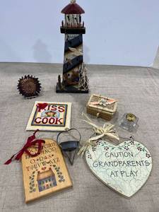 lot 1263 image: Assorted decor
