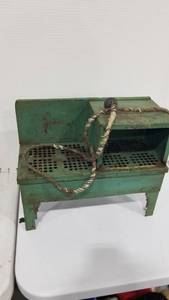 lot 2087 image: Metal vintage toy electric stove (needs rewired) 11 x 13 x 6