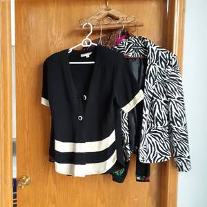 lot 3005 image: Ladies dress jackets. Size medium