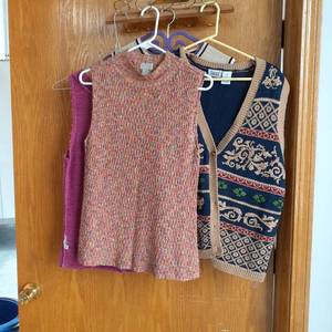 lot 3008 image: Ladies vest. Sizes medium and large