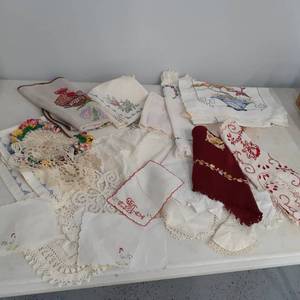 lot 3028 image: Table tops, runners and doilies