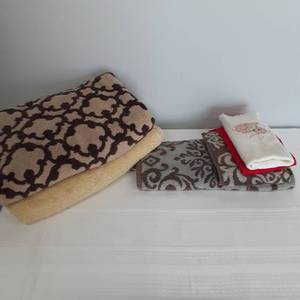 lot 3033 image: Miscellaneous towels. (2) Towels, hand towel and (3) wash cloths