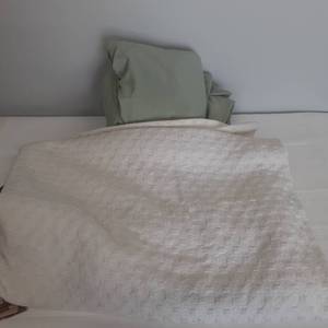lot 3034 image: Twin bedding. Bed Spread, and 2 sheet sets. (one doesnt have pillow case)
