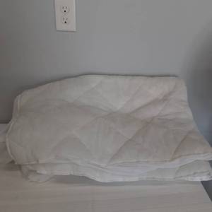 lot 3035 image: Queen size mattress protector