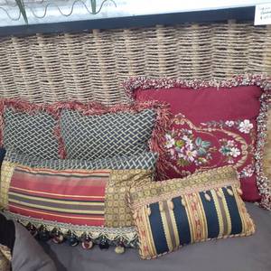 lot 3038 image: Throw pillows