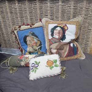 lot 3039 image: Throw pillows