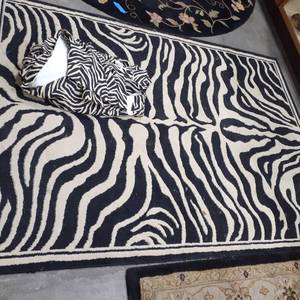 lot 3044 image: Zebra print. Bed skirt for day bed and an area rug (87 x 63.5)