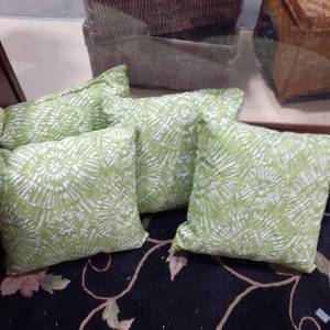 lot 3048 image: (4) Outdoor pillows