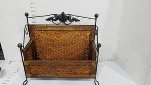 lot 2107 image: Metal base rackdecor basket