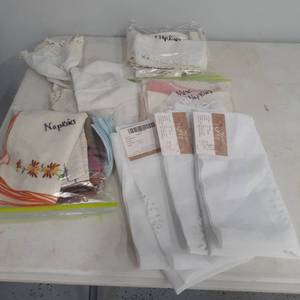 lot 3026 image: Linen napkins. One set has a matching runner
