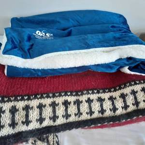 lot 3052 image: (2) Larger sized throw blankets