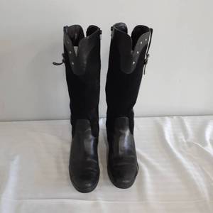 lot 3055 image: Ladies black boots. Size 7