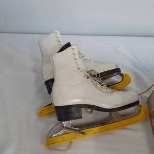 lot 3058 image: Vintage Riedell Inc. Ice skates. Size 6. Has original box too