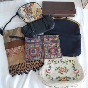 lot 3059 image: Various small bagsclutches