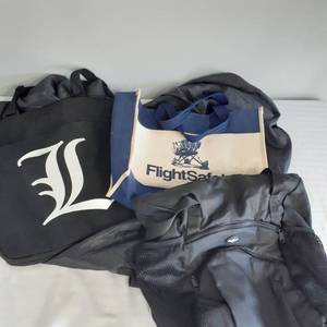 lot 3061 image: Miscellaneous bags and one laundry bag