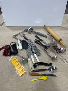 lot 1270 image: Kitchen utensils